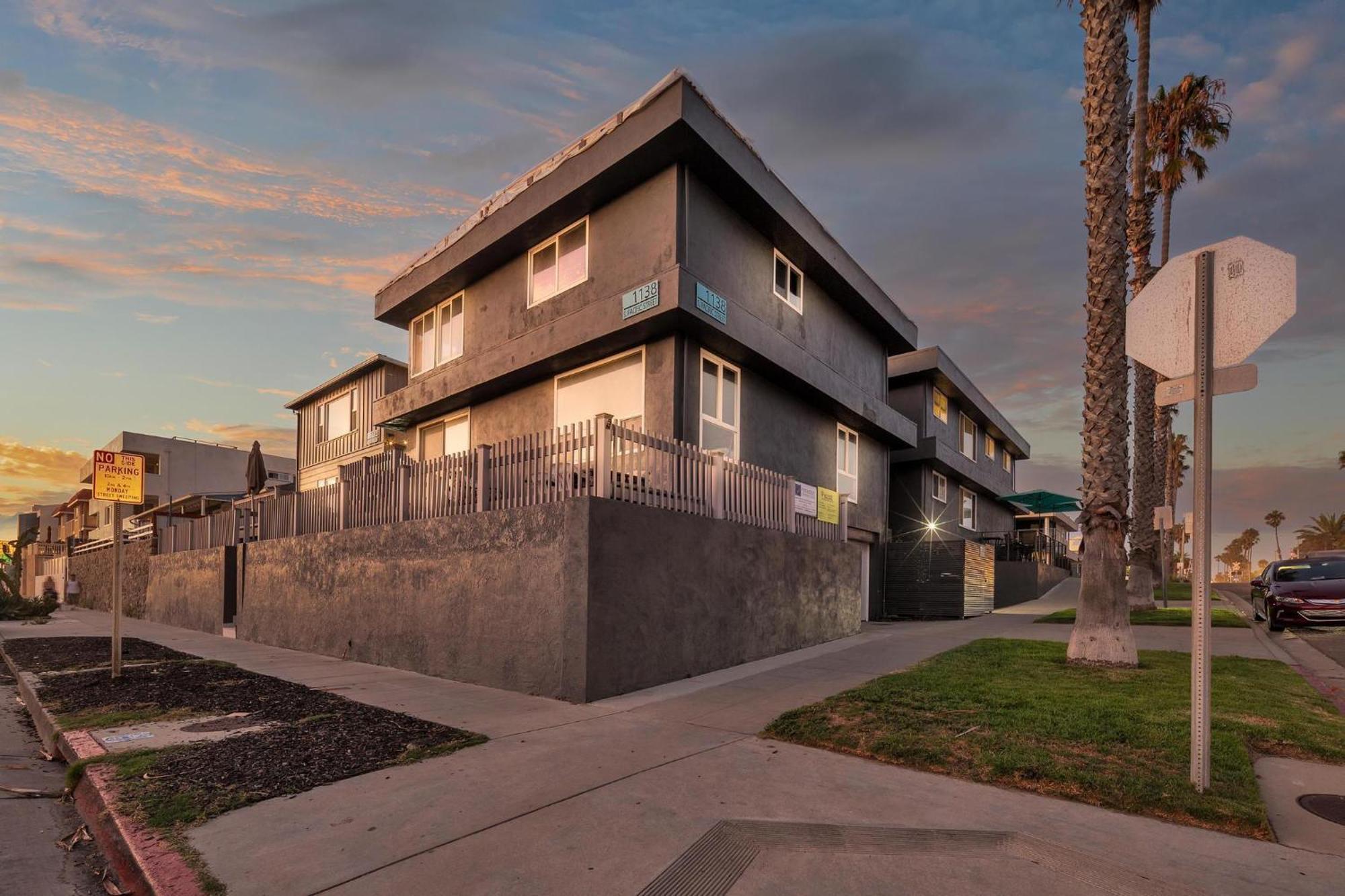 Tower 9 #4 Holiday home Oceanside